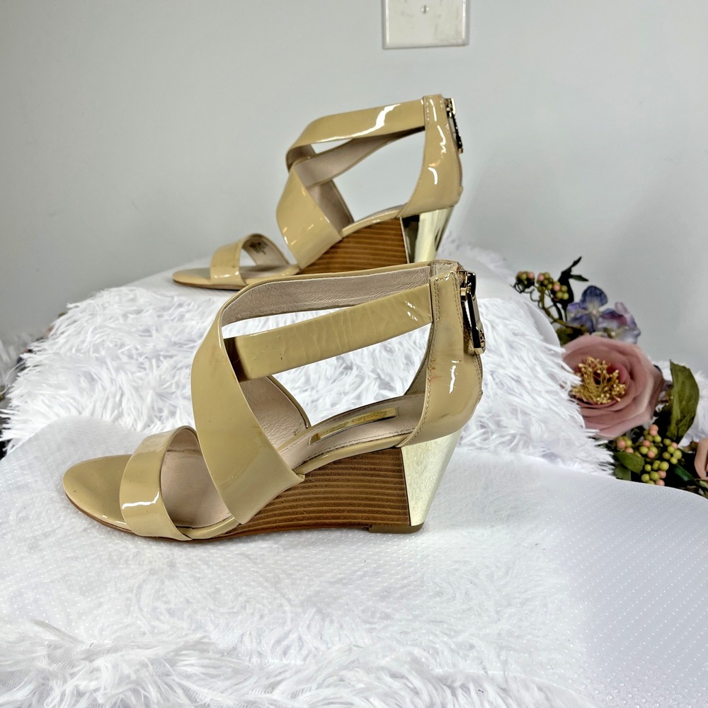 Louise et Cie Women's 6M/36 Nude Patent Leather Wedge Sandals Gold Zip Strappy